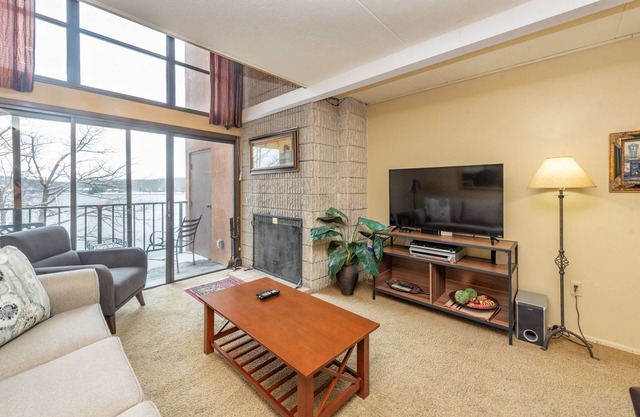 Will O' The Wisp 507G: Beautiful Furnished Lakefront 2 Bedroom Condo, Free WIFI!