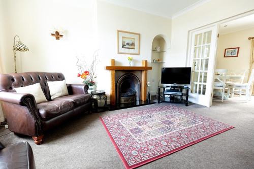 WILLOW COTTAGE - Cost 3 Bed Cottage in Penrhyn Bay with Sea Views with Access to Snowdonia