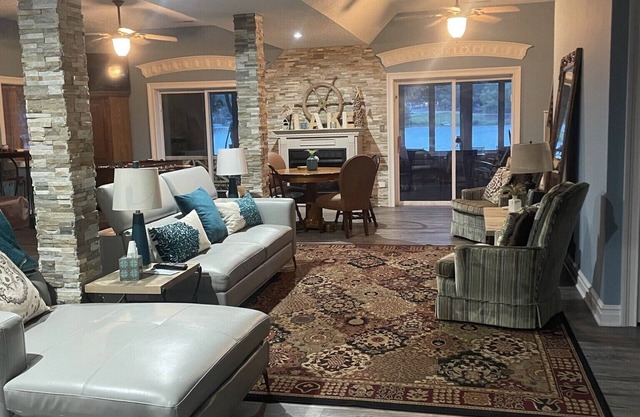 Wind down! Fun For 11, Pets, Pool table & air hockey,Foosball, WIFI, & Pboat!