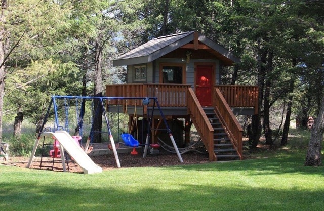 Windermere Copperpoint Golf/Ski/Snowmobile Family Chateau, Invermere.