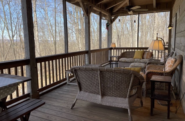 WINDRIDGE = Fun-Romantic-Log House; Near Historic Sites,Wineries,Breweries,Shops