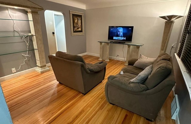 Windsor's Versace House 10min to all downtown adventures & beautiful river walks