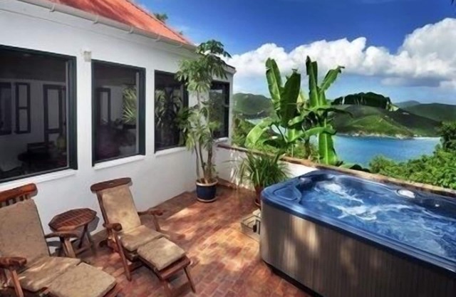 Windwardside: Quiet, Great View, Hot Tub, elegantly appointed, lush gardens