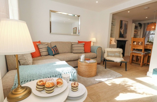 WINKLE COTTAGE, family friendly, with a garden in Weymouth