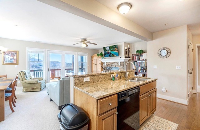 Wintergreens R1021- Mountain Condo, Mountain View, Gated Resort, Indoor/Outdoor Pools and Hot Tu.
