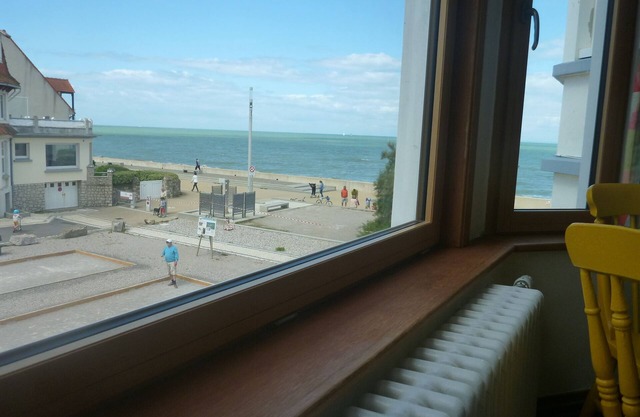 WISSANT Apartment with sea view on a pretty square in 1900