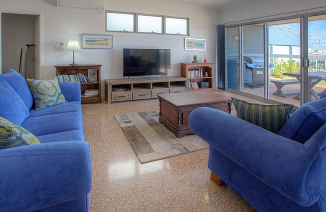 Wobiri - Stunning 3 bedroom house with canal and sea views