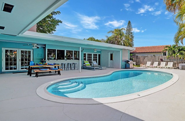 Wonderful 4BR/3BA Villa Pool & Jacuzzi near Beach