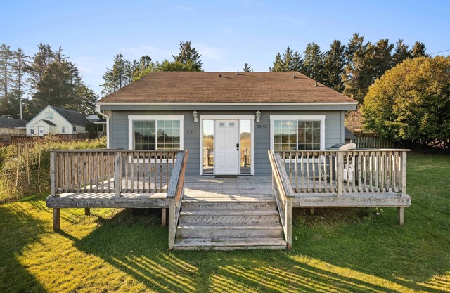 Wonderful Coastal Retreat, Across From Park and Sunset Lake, 3/4 Mile to Golf and Sunset Beach