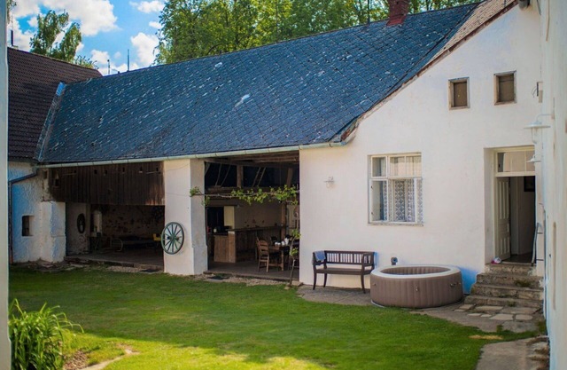 Wonderful private villa for 22 people with WIFI, hot tub, patio and pets allowed