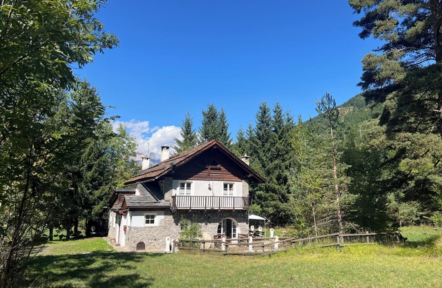 Wonderful large Chalet surrounded by greenery 10 min from the village. Wifi and comfort.