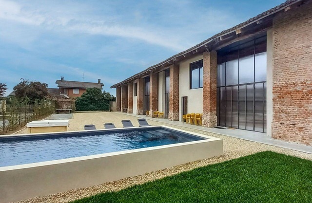 Wonderful private villa for 14 guests with hot tub, A/C, WIFI, private pool, TV and patio