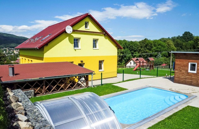 Wonderful private villa for 18 guests with WIFI, private pool, hot tub, TV, patio and parking