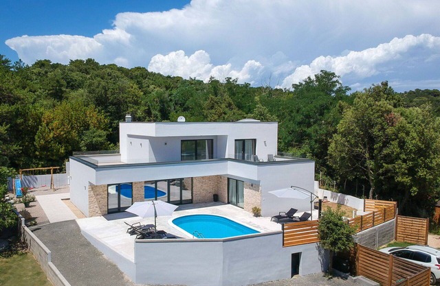 Wonderful private villa with private pool, A/C, hot tub, WIFI, TV, patio, pets allowed and parking