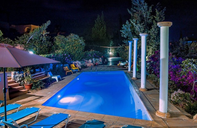 Wonderful Quiet Area, Completely Privacy, Large Private Pool, Colourful Garden