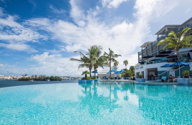 Wonderful Stay! 4 Spacious Units, Outdoor Pool, FREE Parking, Near Mermaid Beach