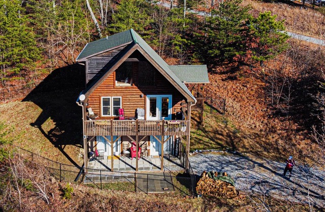 Wonderfully Cozy Mountainside Log Cabin