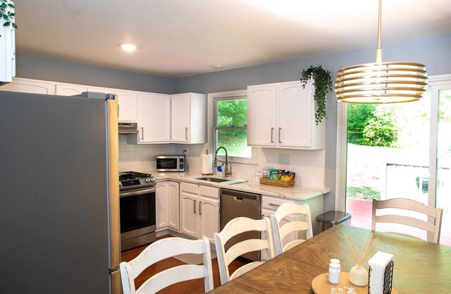 Woodbridge Cozy Corner - A Modern Retreat Awaits!