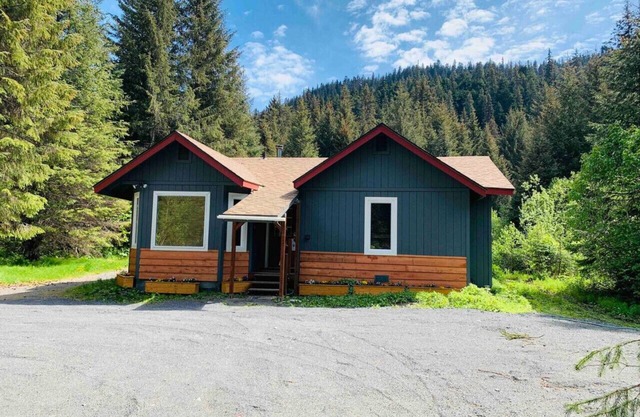 Woodland Retreat - Forested Home Outside City Limits Sleeps 7