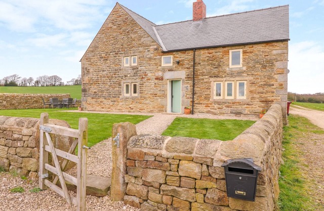 WOODTHORPE CRUCK COTTAGE, family friendly, with hot tub in Clay Cross