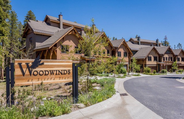 Woodwinds 1265 Luxury Townhouse, Private Hot Tub, 2 Car Garage by RedAwning