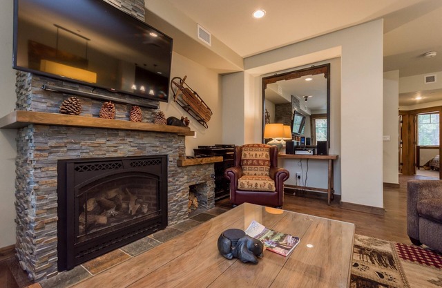 Woodwinds 1323 Pet-Friendly, On Sierra Star Golf Course, Garage and Jacuzzi, Luxury Home by RedAwning