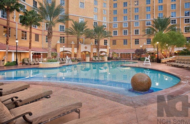 Wyndham Luxury Grand Desert Resort just off the Strip- 2 Bedroom