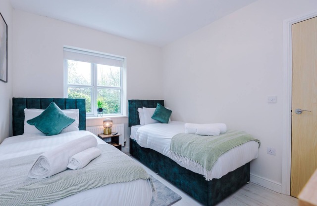 XL 3 Bed house | Free Parking | Sleeps 8