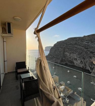 Xlendi - Seafront 2 Bedroom Apartment, Fully Air-conditioned and equipped with all amenities