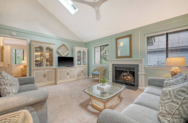 Yards to the beach, charming cottage