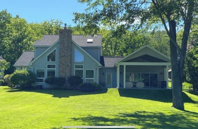 Year round lake house - plenty of room for the whole family