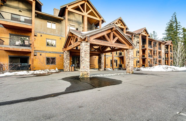 Year-round outdoor getaway with shared pool, private patio, full kitchen & WiFi