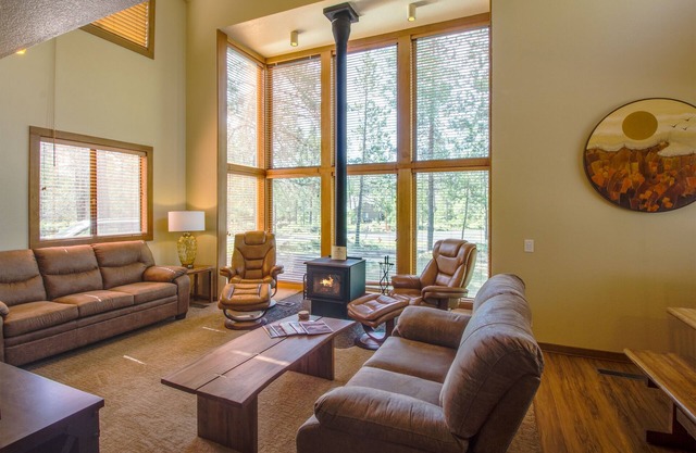 YELR13 - 2 Bedroom Getaway with A/C, Near Deschutes River, Hot Tub