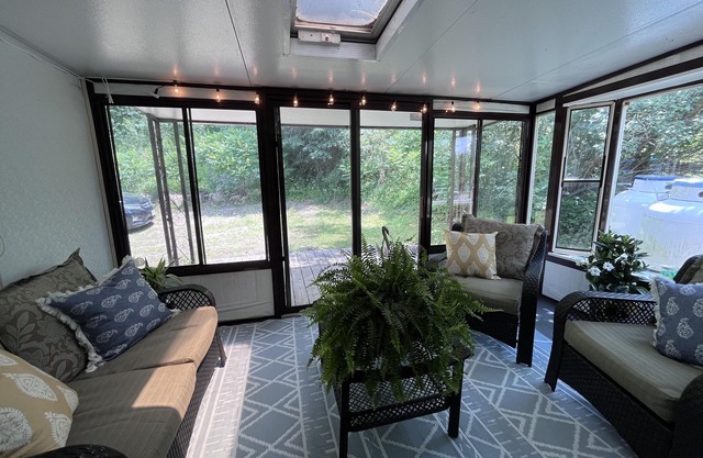 York View House. Newly Listed June 2023! nA 2 bedroom home ready for your visit