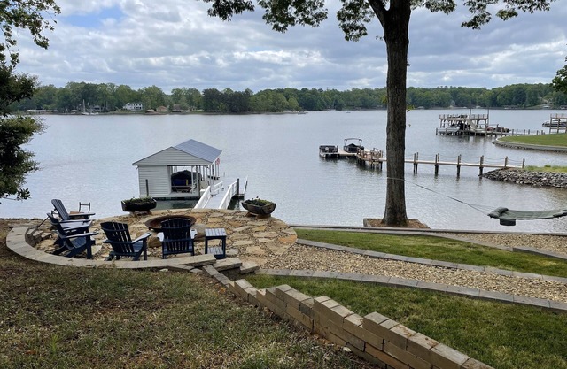 You're on Lake Time!nEnjoy Lake Norman at our lakefront cottage - sleeps 8