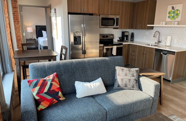 Your Amazing 1 Bed Travel Apartment Steps From Riverfront Park