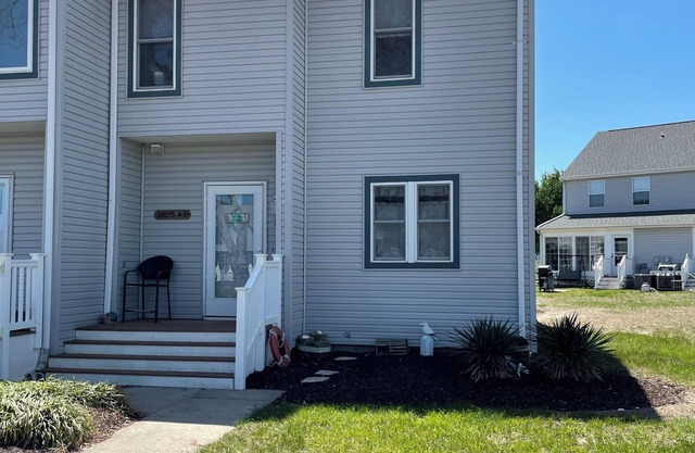 Your Beachy Getaway! 3-bedroom 2.5 bath with pool and Tennis court Sleeps 8