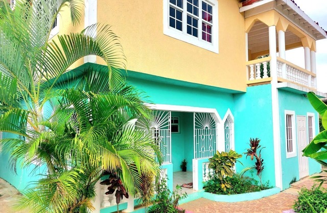 Your colorful Villa Anita in Orange Bay, JA. A place for families and friends.