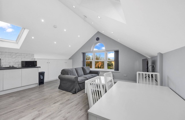 Your Cosy Stay Modern 2 Double Bedroom Flat Fully Furnished - 5 Mins walk to Stn