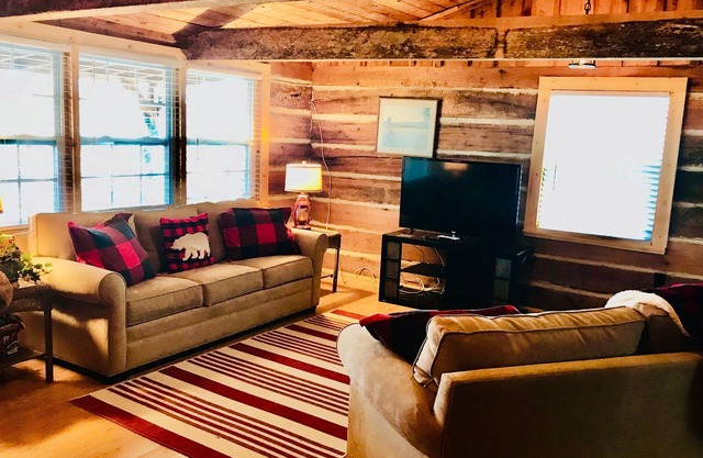 Your cozy hideaway, where the water meets the wild.