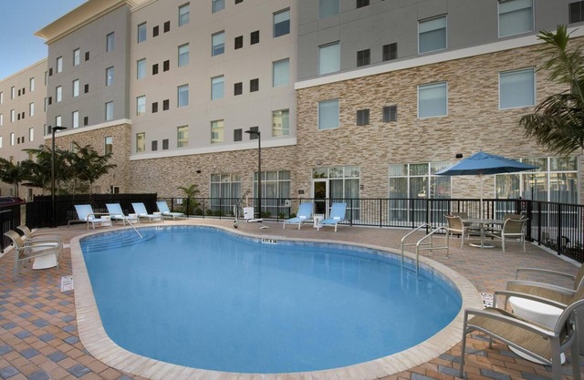 Your Hideaway Miami! Outdoor Pool, Free Breakfast, Pets Allowed!