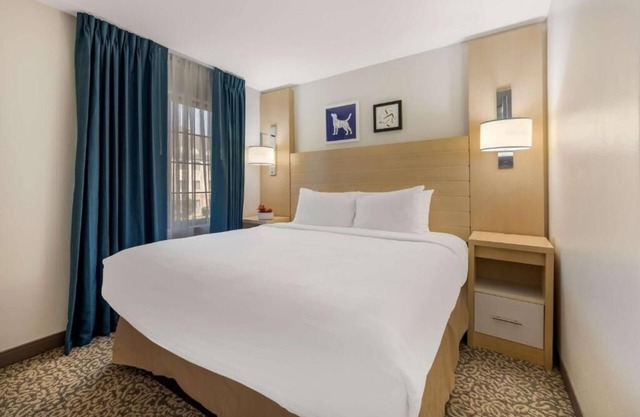Your Home Away from Home – 3 Relaxing Suites w/Fully Equipped Kitchen and Pool
