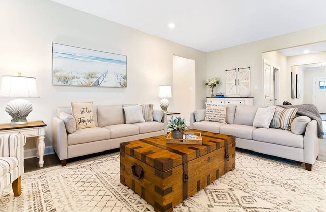 Your Home Away From HomeLuxury7BR House*Sleeps 14