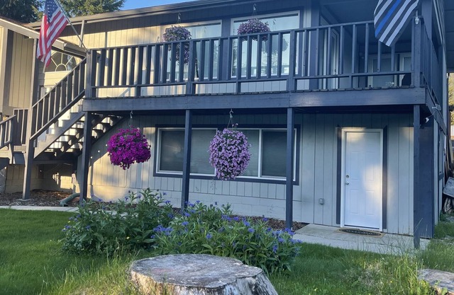 Your Home Base! Located w/in minutes of Glacier, Walking Paths & Hiking Trails!!