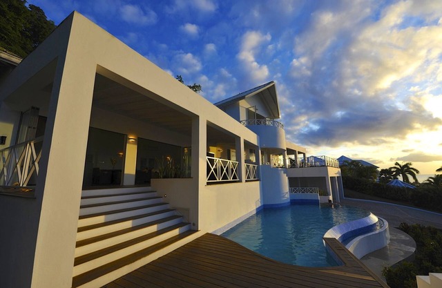 Your private Caribbean experience, ocean view, walk to the beach, housekeeper