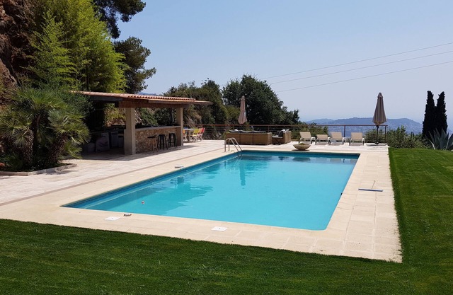 Your sea view villa with private swimming pool and tennis court