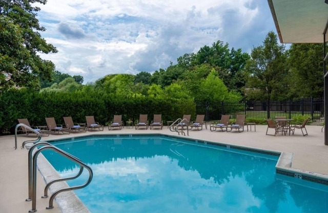 Your Urban Getaway! 3 Relaxing Units, Indoor and Outdoor Pool, Pet-friendly!