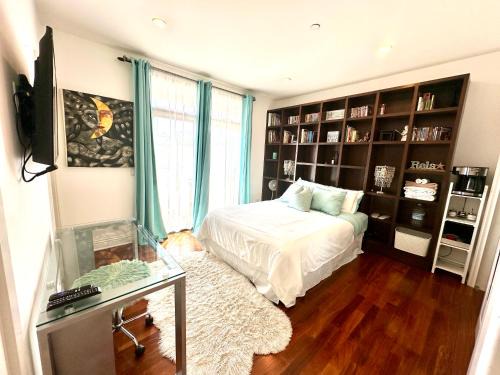 Your Vacation Home in the Hills of Studio City