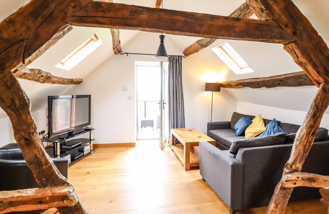 YSGUBOR LAS, family friendly, character holiday cottage in Dolgellau