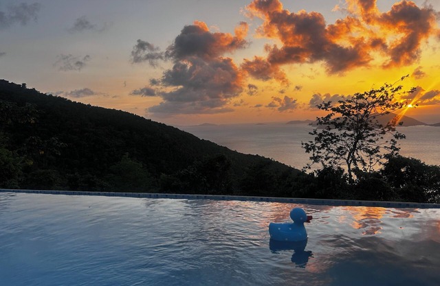 Zafira Luxe 4-Bedroom Villa with Infinity Pool, Sauna, Steam & Amazing Sunsets